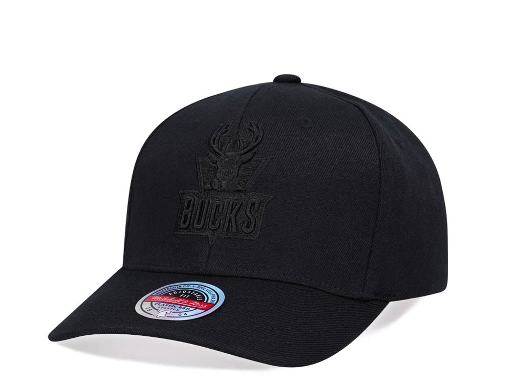 Mitchell & Ness Milwaukee Bucks All Black Classic Red Line Flex Snapback Casquette